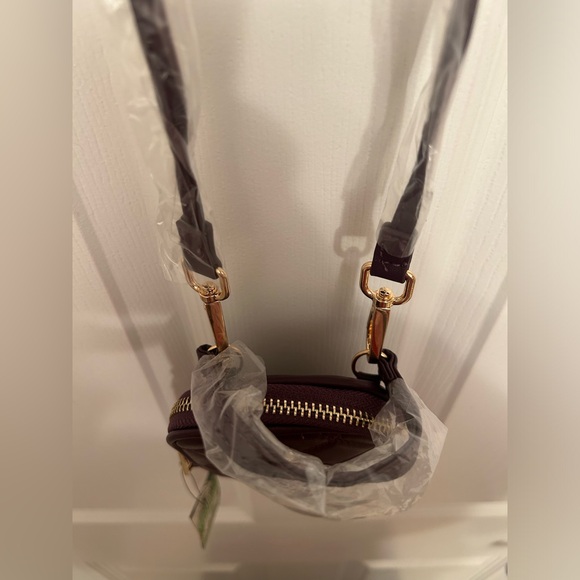 ⭐️ NWT Badgley Mischka Crossbody Oval Quilted Phone Case ⭐️ - Picture 7 of 8